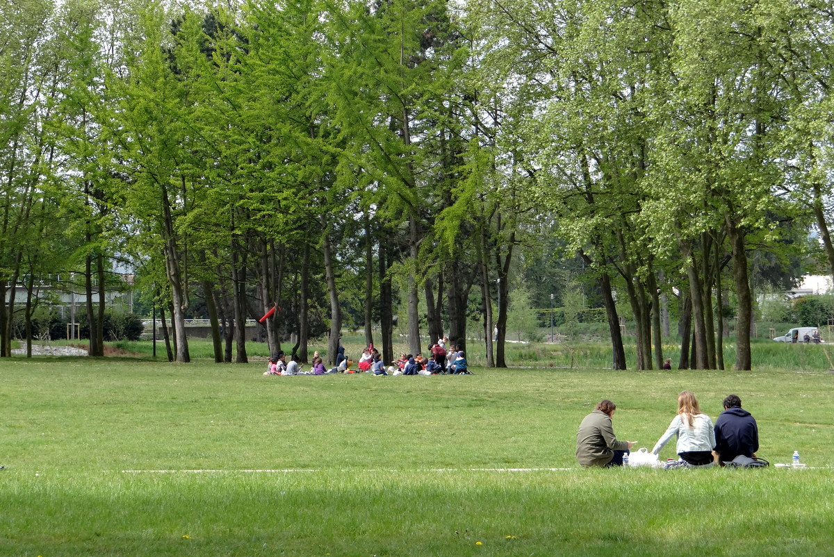 Moment de détente au parc François Mitterrand à  Cergy © Gilles Carcassès