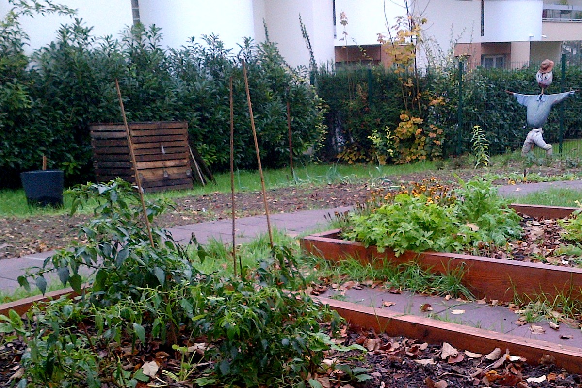 Le composteur auto-construit du jardin partagé de la maison de quartier des Touleuses à  Cergy (réalisé avec l'aide des éco-conseillers) http://www.ville-cergy.fr/outils/tous-les-evenements/agenda/article/cafegouter-compost/