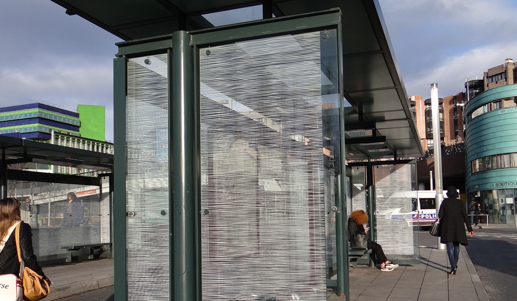 Vitres sérigraphiées sur les abris de la gare routière de Cergy préfecture © Gilles Carcassès