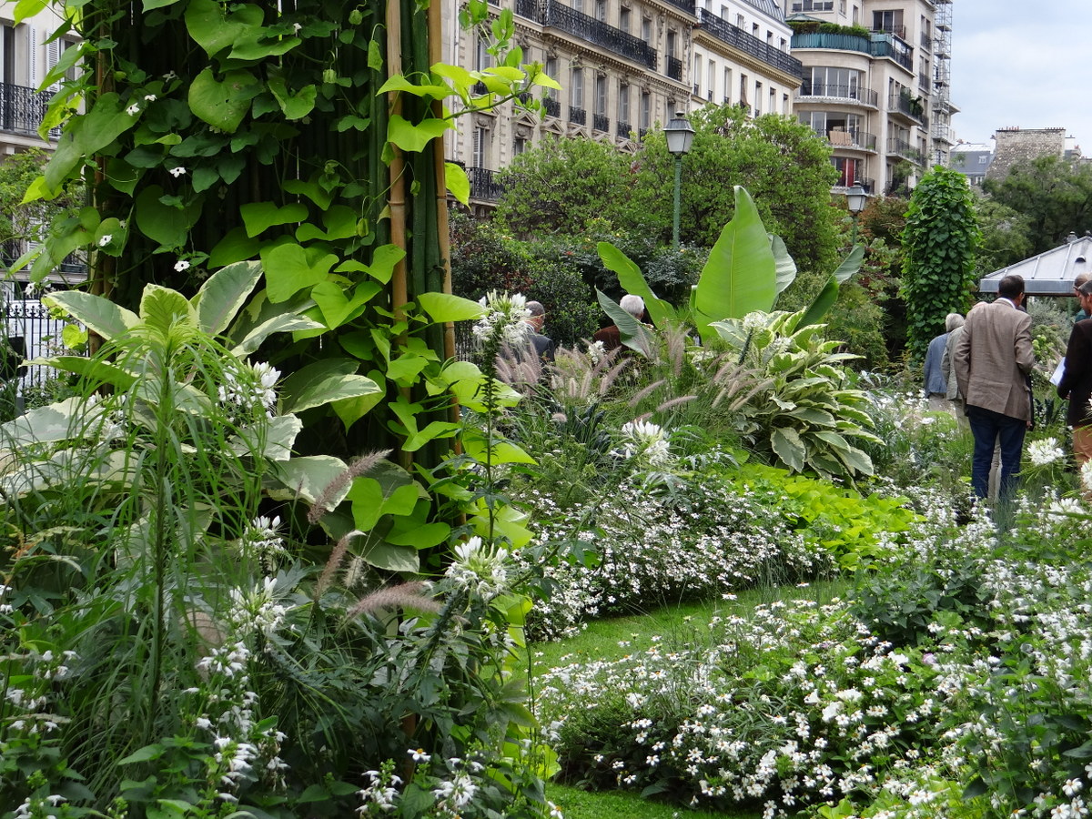 Au square Pereire, un jardin blanc de folie © Gilles Carcassès