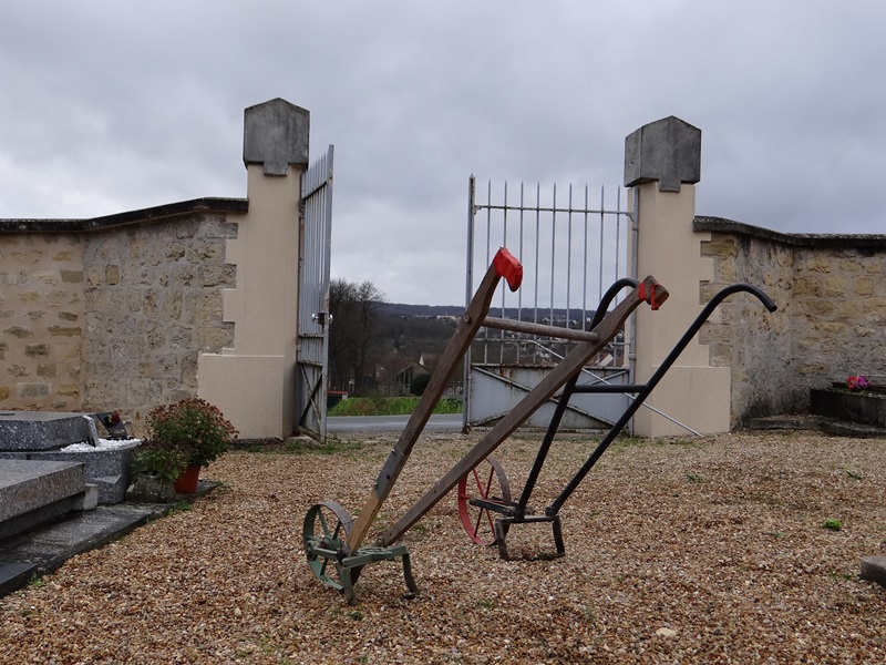Outil de désherbage manuel -cimetière de Neuville-sur-Oise © Gilles Carcassès